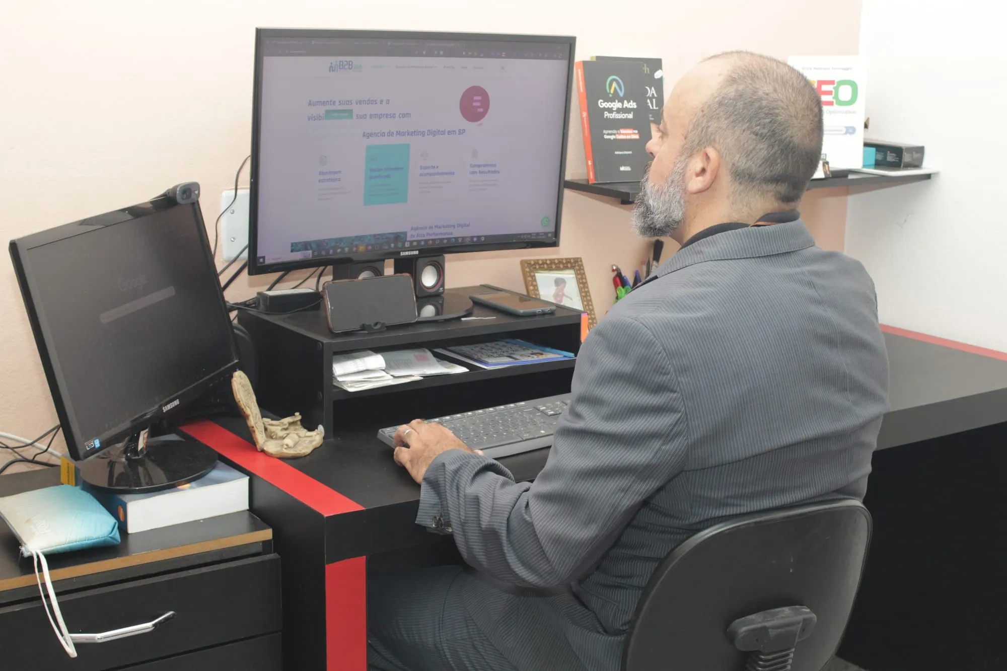 Alexandre Silva analisando os dados de um site no computador do escritório