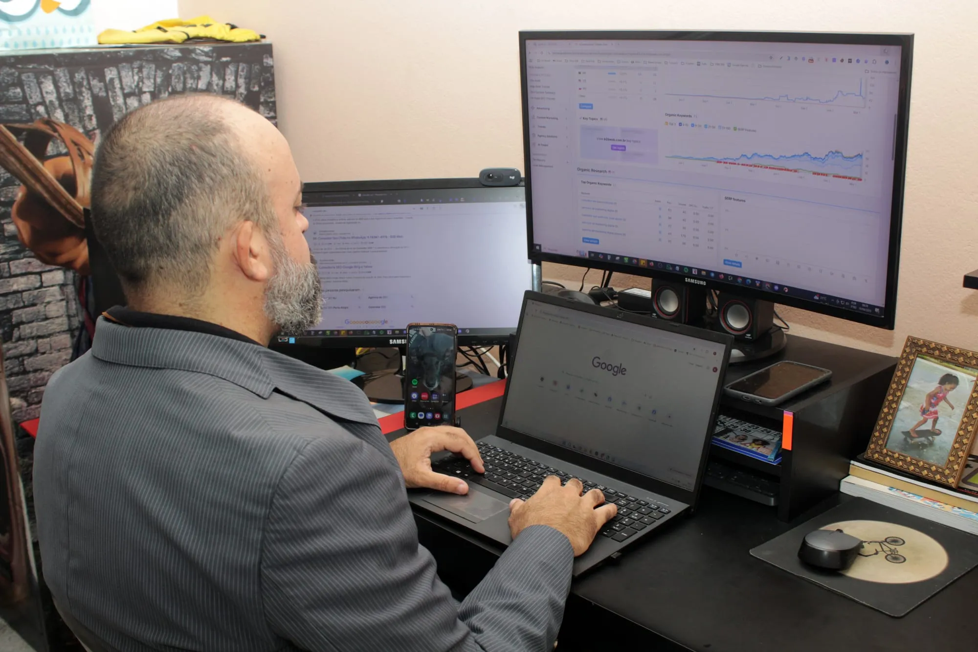 Alexandre Silva, consultor de SEO, trabalhando no computador do escritório
