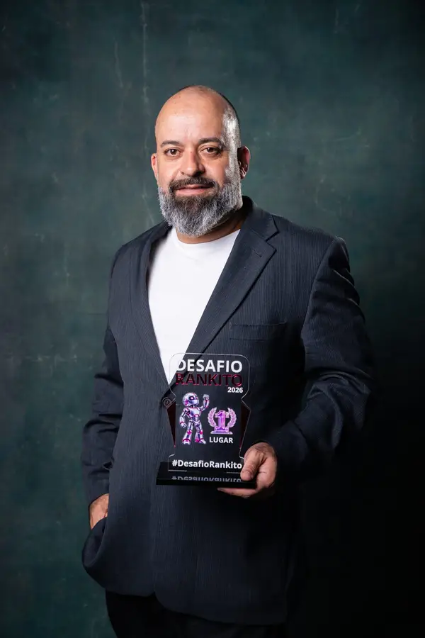 Alexandre Silva segurando o troféu de 1º lugar do Desafio Rankito 2026