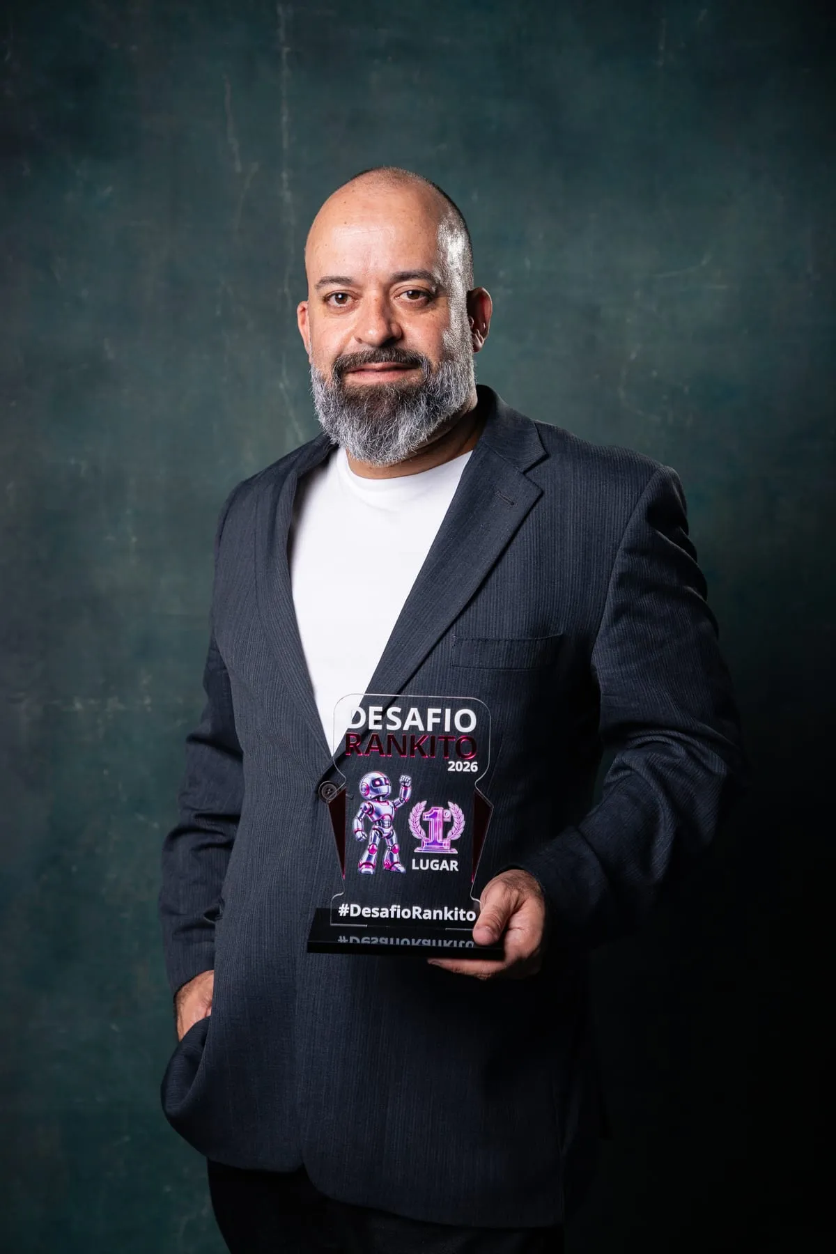 Alexandre Silva segurando o troféu de 1º lugar do Desafio Rankito 2026