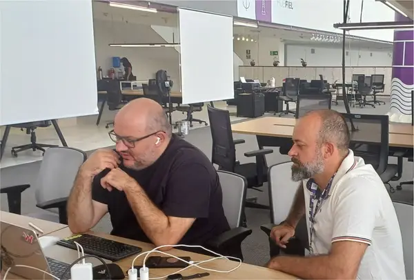 Alexandre Silva trabalhando em encontro de profissionais no Espaço Coworking Corinthians, na Neo Química Arena