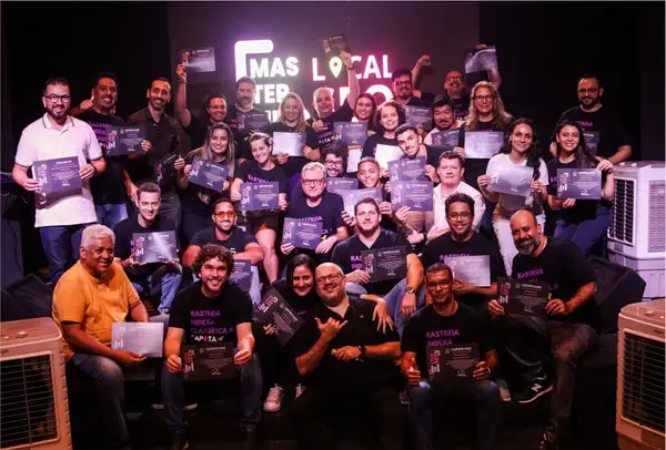 Participantes do Mastermind Local SEO, em Mogi das Cruzes, reunidos com seus certificados