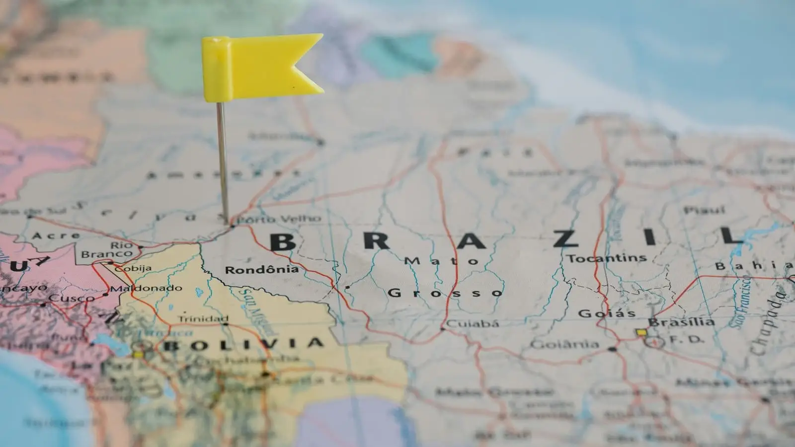 Mapa do Brasil com uma bandeirinha amarela espetada, marcando um local